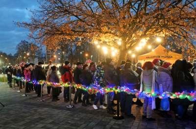 Tłumy w kolejce po karpia z kapustą i chlebem, na początek Nowa Huta - zdjęcie 4