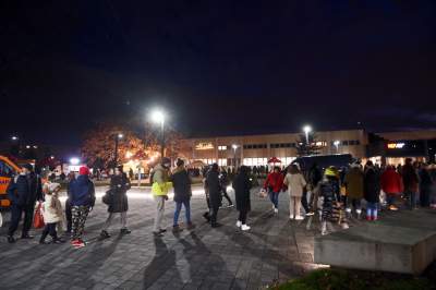 Tłumy w kolejce po karpia z kapustą i chlebem, na początek Nowa Huta - zdjęcie 17