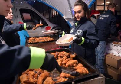 Tłumy w kolejce po karpia z kapustą i chlebem, na początek Nowa Huta - zdjęcie 6