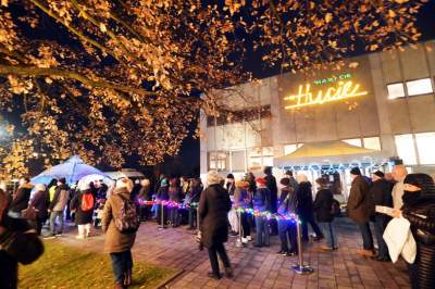 Tłumy w kolejce po karpia z kapustą i chlebem, na początek Nowa Huta - zdjęcie 19