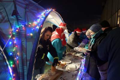Tłumy w kolejce po karpia z kapustą i chlebem, na początek Nowa Huta - zdjęcie 16