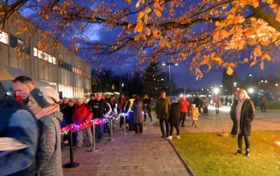Tłumy w kolejce po karpia z kapustą i chlebem, na początek Nowa Huta - zdjęcie 12