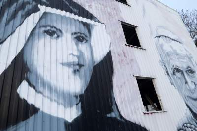 Znikający koszmarny mural z papieżem i siostrą Faustyną - zdjęcie 10