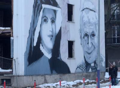 Znikający koszmarny mural z papieżem i siostrą Faustyną - zdjęcie 5