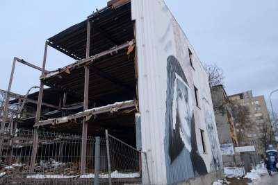 Znikający koszmarny mural z papieżem i siostrą Faustyną - zdjęcie 9