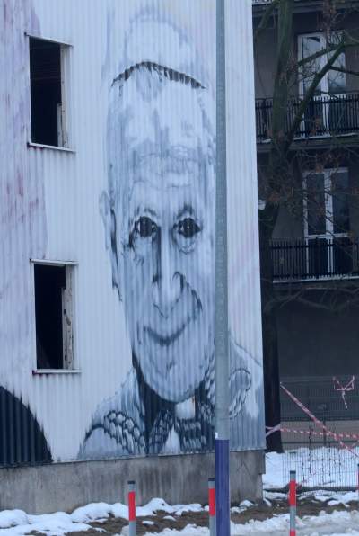 Znikający koszmarny mural z papieżem i siostrą Faustyną - zdjęcie 6