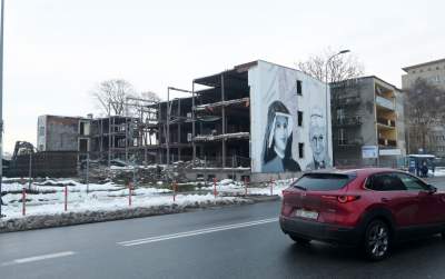 Znikający koszmarny mural z papieżem i siostrą Faustyną - zdjęcie 1