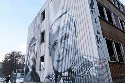 Znikający koszmarny mural z papieżem i siostrą Faustyną - zdjęcie 11