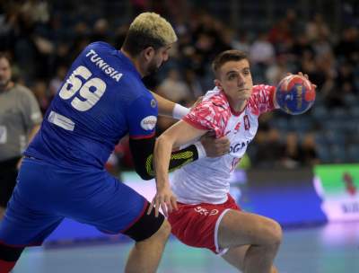 "Dotykaj delikatnie, bezszelestnie ciepłem palców..." Ręczna w obiektywie - zdjęcie 1