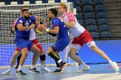 "Dotykaj delikatnie, bezszelestnie ciepłem palców..." Ręczna w obiektywie - zdjęcie 4