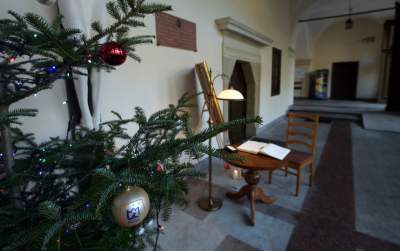 Krakowianie żegnają Benedykta XVI, księga kondolencyjna w kurii - zdjęcie 4