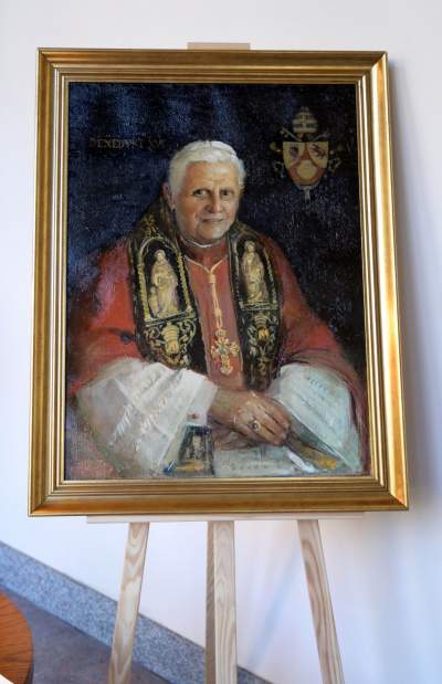 Krakowianie żegnają Benedykta XVI, księga kondolencyjna w kurii - zdjęcie 3