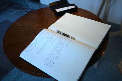 Krakowianie żegnają Benedykta XVI, księga kondolencyjna w kurii - zdjęcie 1