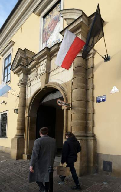 Krakowianie żegnają Benedykta XVI, księga kondolencyjna w kurii - zdjęcie 10