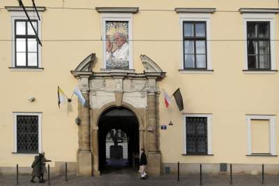 Krakowianie żegnają Benedykta XVI, księga kondolencyjna w kurii - zdjęcie 11