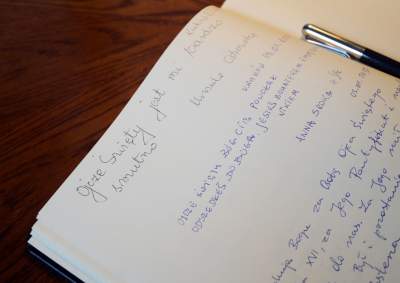 Krakowianie żegnają Benedykta XVI, księga kondolencyjna w kurii - zdjęcie 5