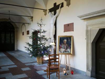 Krakowianie żegnają Benedykta XVI, księga kondolencyjna w kurii - zdjęcie 2