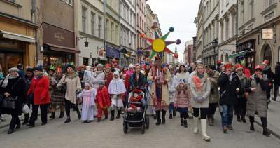 Tłumy ludzi z koronami na głowie opanowały krakowski Rynek - zdjęcie 13