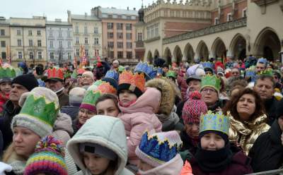 Tłumy ludzi z koronami na głowie opanowały krakowski Rynek - zdjęcie 33