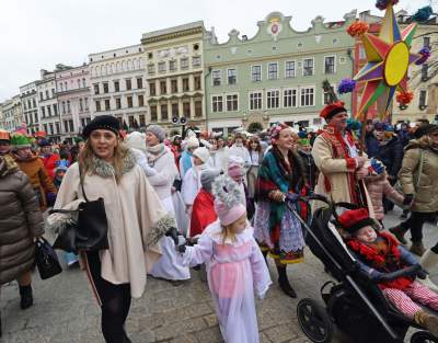 Tłumy ludzi z koronami na głowie opanowały krakowski Rynek - zdjęcie 15