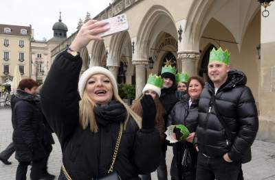 Tłumy ludzi z koronami na głowie opanowały krakowski Rynek - zdjęcie 14