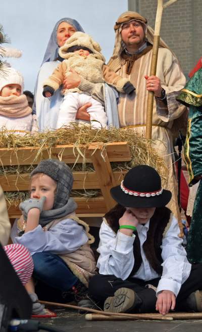 Tłumy ludzi z koronami na głowie opanowały krakowski Rynek - zdjęcie 35