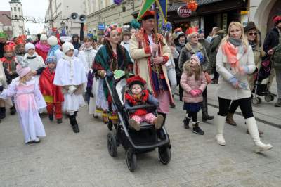 Tłumy ludzi z koronami na głowie opanowały krakowski Rynek - zdjęcie 8