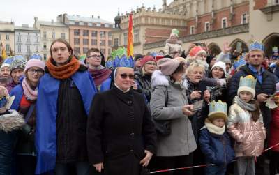 Tłumy ludzi z koronami na głowie opanowały krakowski Rynek - zdjęcie 23