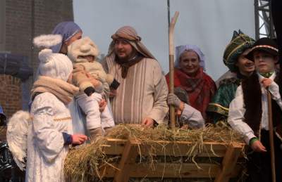 Tłumy ludzi z koronami na głowie opanowały krakowski Rynek - zdjęcie 40