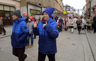 Tłumy ludzi z koronami na głowie opanowały krakowski Rynek - zdjęcie 11