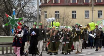 Tłumy ludzi z koronami na głowie opanowały krakowski Rynek - zdjęcie 2