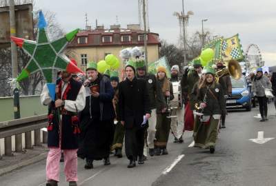 Tłumy ludzi z koronami na głowie opanowały krakowski Rynek - zdjęcie 4