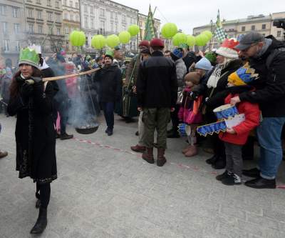 Tłumy ludzi z koronami na głowie opanowały krakowski Rynek - zdjęcie 21