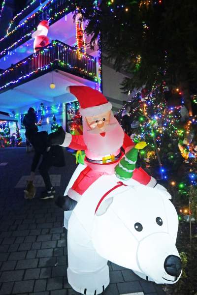 Niecodzienna iluminacja domu koło Krakowa, przykuwa uwagę - zdjęcie 17