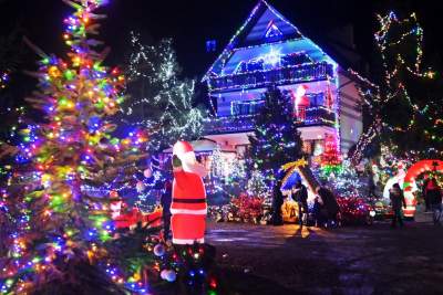 Niecodzienna iluminacja domu koło Krakowa, przykuwa uwagę - zdjęcie 1