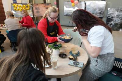 Pierwsza w Krakowie kawiarnia prowadzona przez ludzi z zespołem Downa - zdjęcie 13