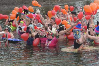 Nieważne, że woda zimna - serca są gorące! WOŚP na Bagrach - zdjęcie 4
