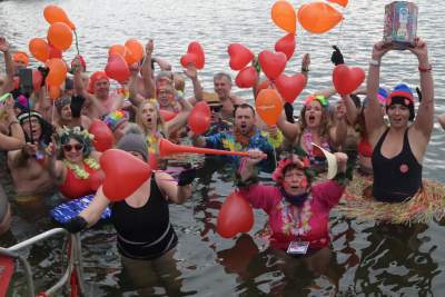 Nieważne, że woda zimna - serca są gorące! WOŚP na Bagrach - zdjęcie 6