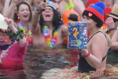 Nieważne, że woda zimna - serca są gorące! WOŚP na Bagrach - zdjęcie 3