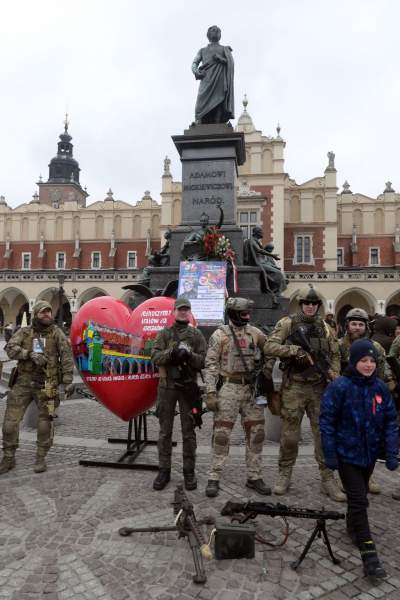 To więcęj niż kwesta, WOŚP 2023 na krakowskim Rynku, fot. Marek Lasyk - zdjęcie 16