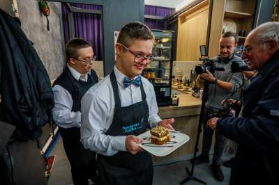 Jedyna kawiarnia prowadzona przez osoby z zespołem Downa świętuje - zdjęcie 22