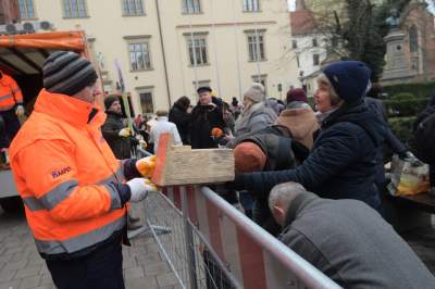 Tłumy pod magistratem. 1000 budek rozeszło się błyskawicznie - zdjęcie 5