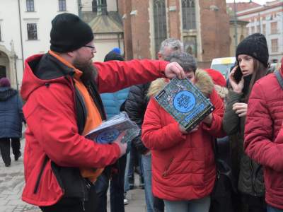 Tłumy pod magistratem. 1000 budek rozeszło się błyskawicznie - zdjęcie 10