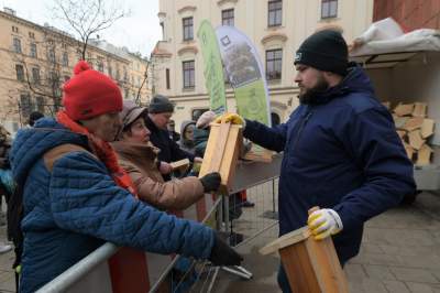 Tłumy pod magistratem. 1000 budek rozeszło się błyskawicznie - zdjęcie 15