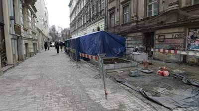 Wandale opóźnią przebudowę Krupniczej. Zniszczyli granitowe płyty - zdjęcie 9