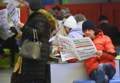 Brak kompromisu - premia dla PiS-u, flash mob na Dworcu Głównym - zdjęcie 4
