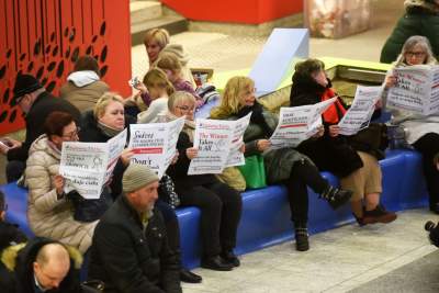 Brak kompromisu - premia dla PiS-u, flash mob na Dworcu Głównym - zdjęcie 1