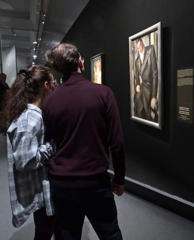 Ostatnie dni wystawy prac Tamary Łempickiej, tłumy w Muzeum - zdjęcie 17