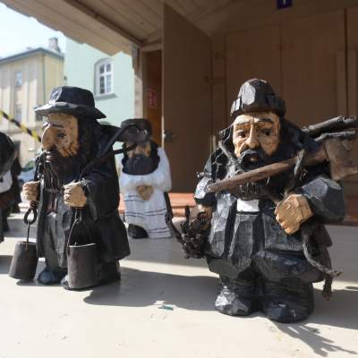 Takie rękodzieło można kupić na kiermaszu św. Józefa. Figurki Żydów dopuszczone, bo bez pieniążka - zdjęcie 2