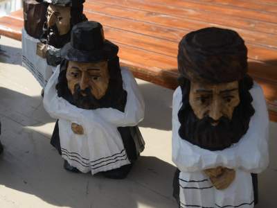 Takie rękodzieło można kupić na kiermaszu św. Józefa. Figurki Żydów dopuszczone, bo bez pieniążka - zdjęcie 3